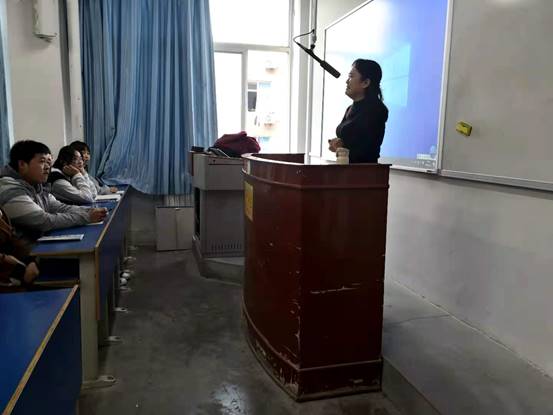 图片包含 室内, 房间, 窗户, 男人描述已自动生成