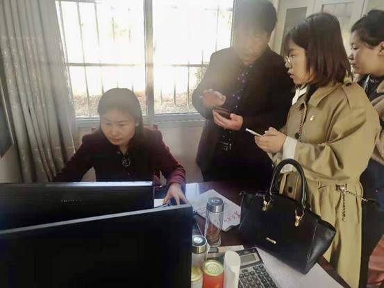 电脑前的人们描述已自动生成