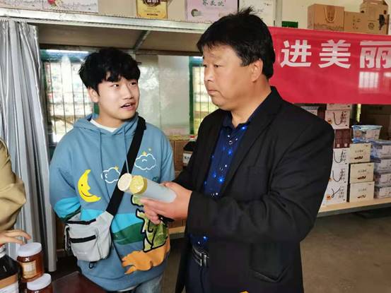 图片包含 人, 室内, 男人, 站描述已自动生成