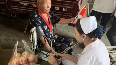 陕能院“奉献青春，助农筑梦”实践团在肖何庙村杂交兔养殖基地劳动考察并慰问关怀老党员