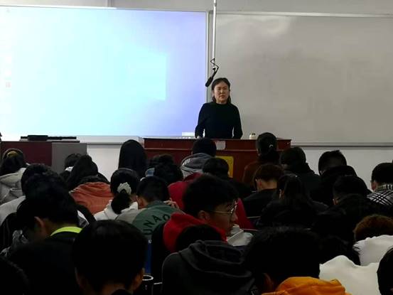 一群人在开会描述已自动生成