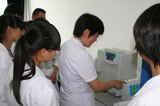 图六 生物化学检验实训室-电解质分析操作教学