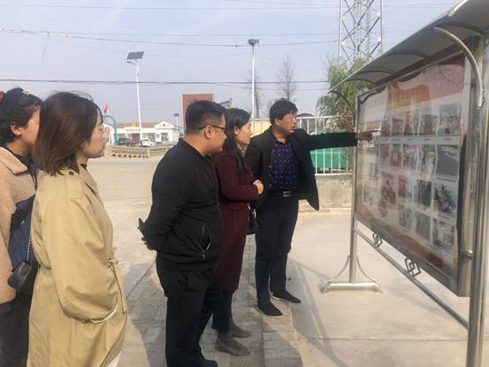 图片包含 人, 户外, 男人, 站描述已自动生成