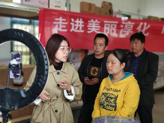 图片包含 人, 室内, 男人, 对着描述已自动生成