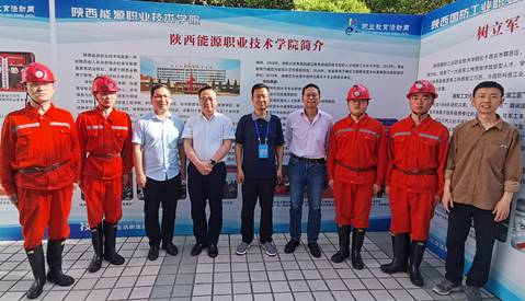 一群人站在一起 描述已自动生成